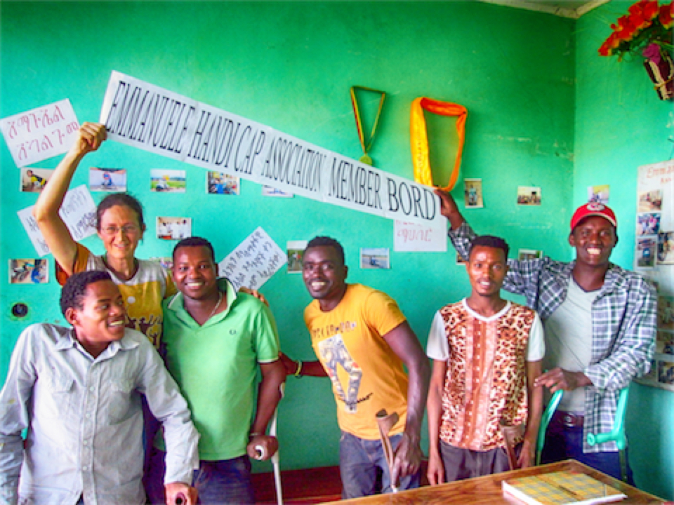 Vorstand von Projekt Emmanuel in Soddo: v.l.n.r: Birahnu Simon (Letier Hilfsmittelwerkstatt), Tesfaye (Leiter Strassenkiosks), Belay (Stv Hilfsmittelwerkstatt), Jaffo (Sekretär), Melese - Leiter Projekt Emmanuel
- zu Besuch: Rahel Röthlisberger 